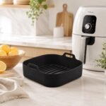 Acessório de silicone para air fryer sobre bancada clara